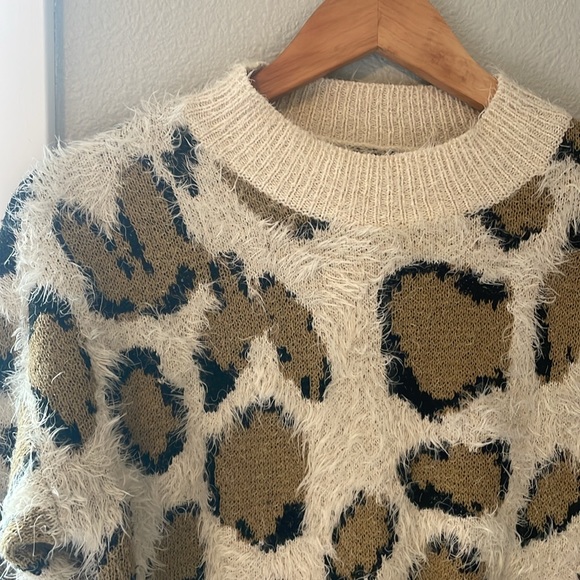5/$15 ASOS Willow & Paige leopard sweater size small - Picture 3 of 5